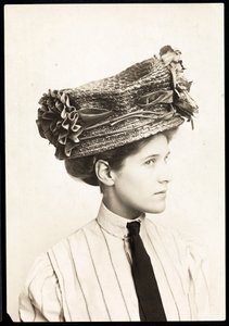 Modefotografie einer Frau, die einen Hut modelliert, New York, 1890-1910